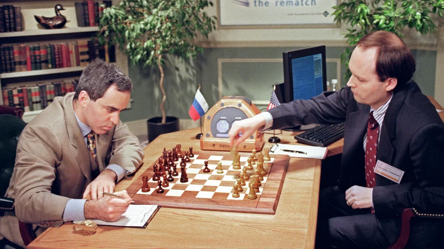 Garri Kasparow playing chess against IBMs Deep Blue