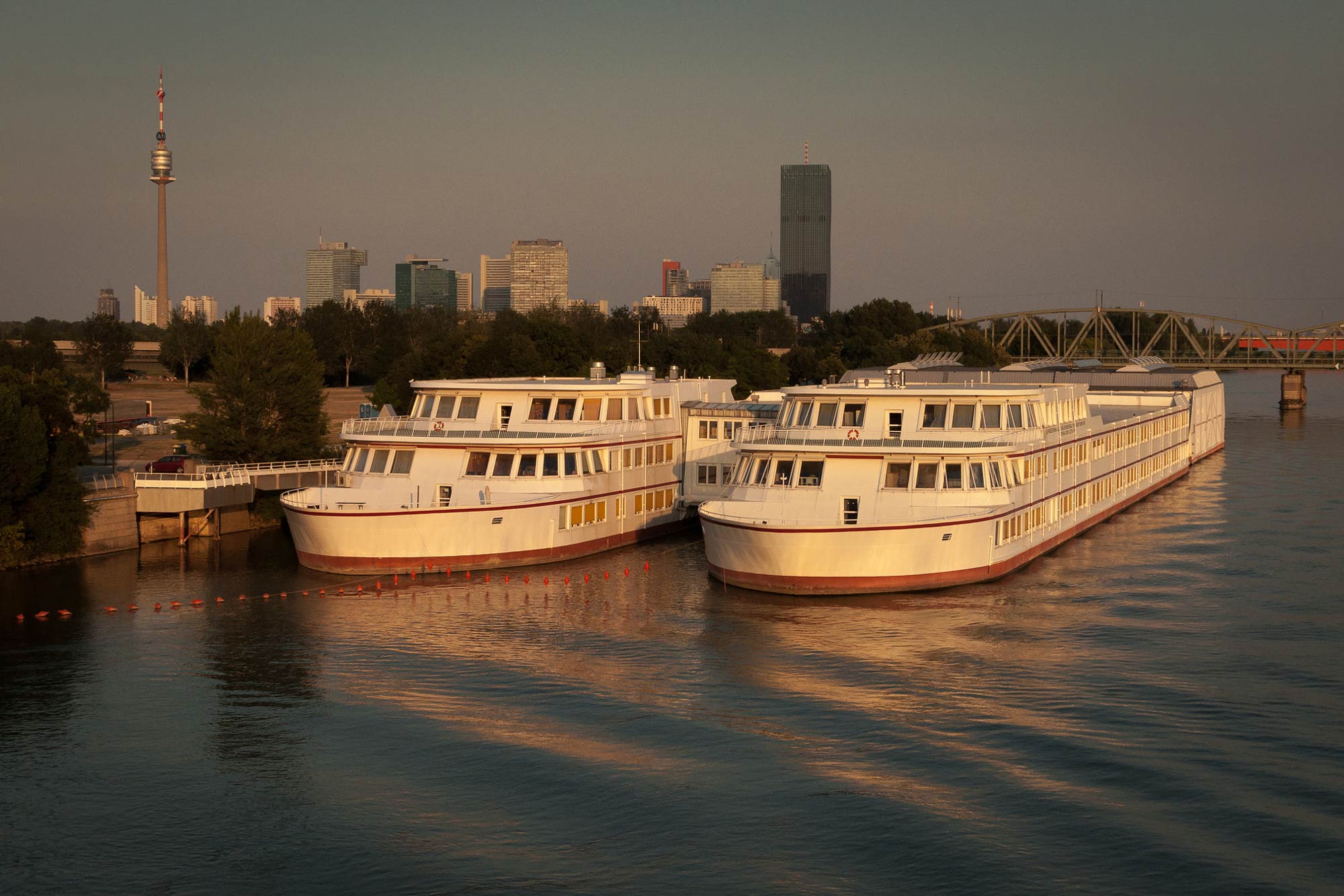 The "Bertha von Suttner" ship houses a public school