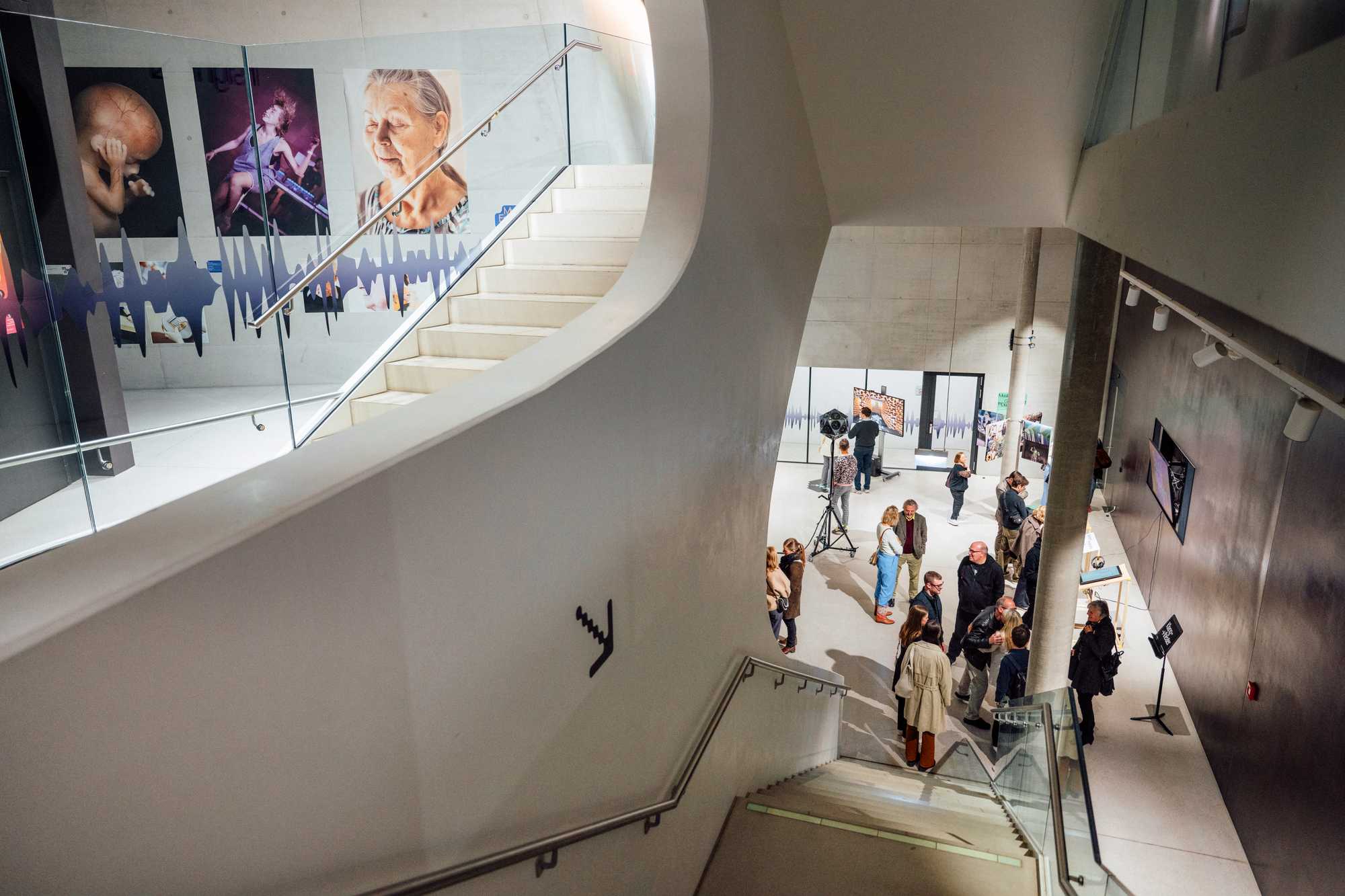 Weitwinkelansicht des Future Art Lab zeigt die komplette Ausstellungsinstallation