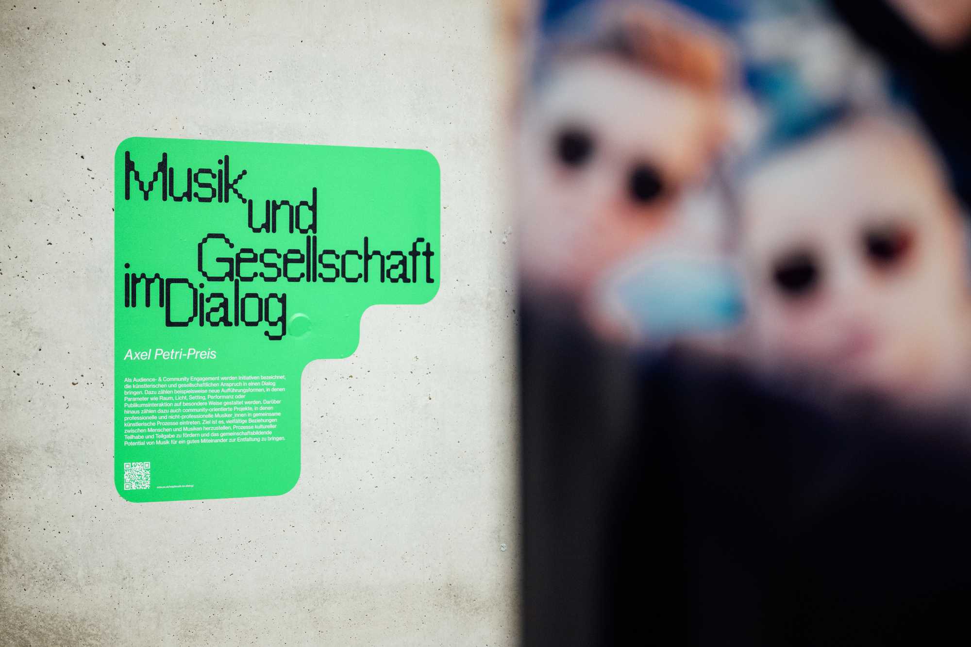 Nahaufnahme der Ausstellungsbeschriftung zeigt das kraftvolle Farbcodesystem