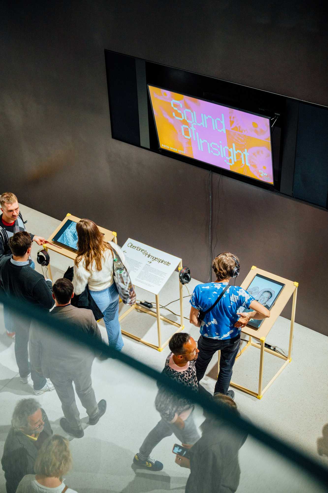 Detail des Medien-Setups mit Bildschirm und Projektionsausrüstung