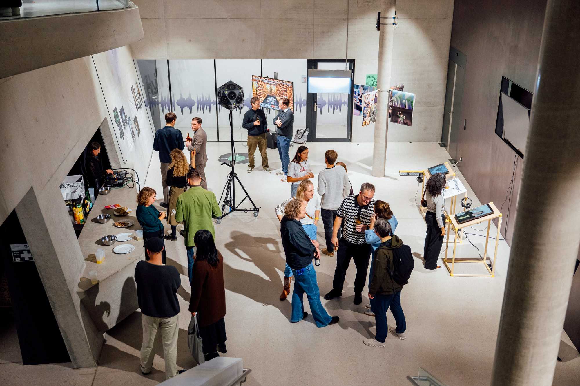 Besucher·innen erkunden die Ausstellung Sound of Insight in den fließenden Gängen