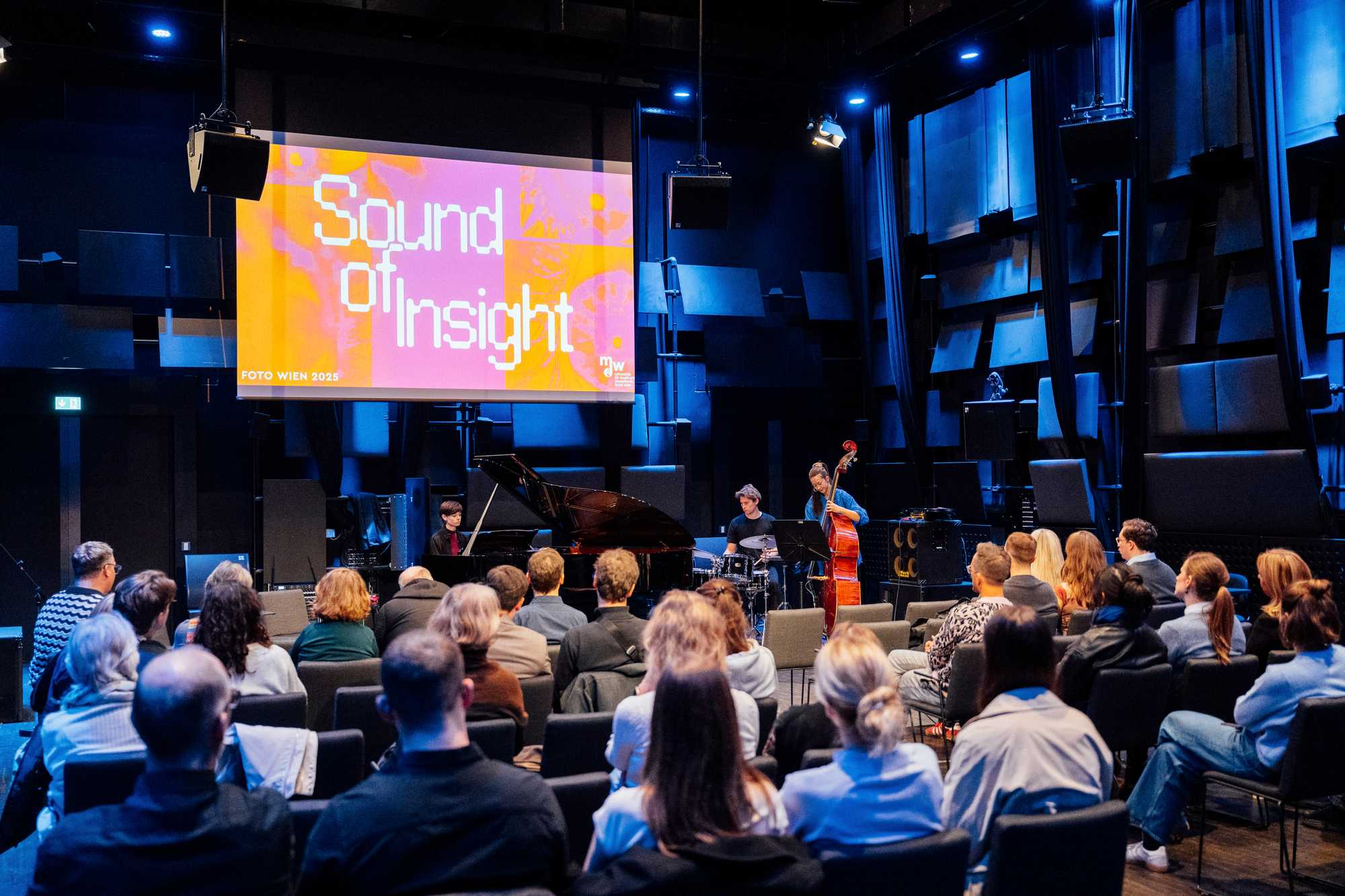 Eröffnungsabend der Sound of Insight Vernissage mit vielen Besucher·innen