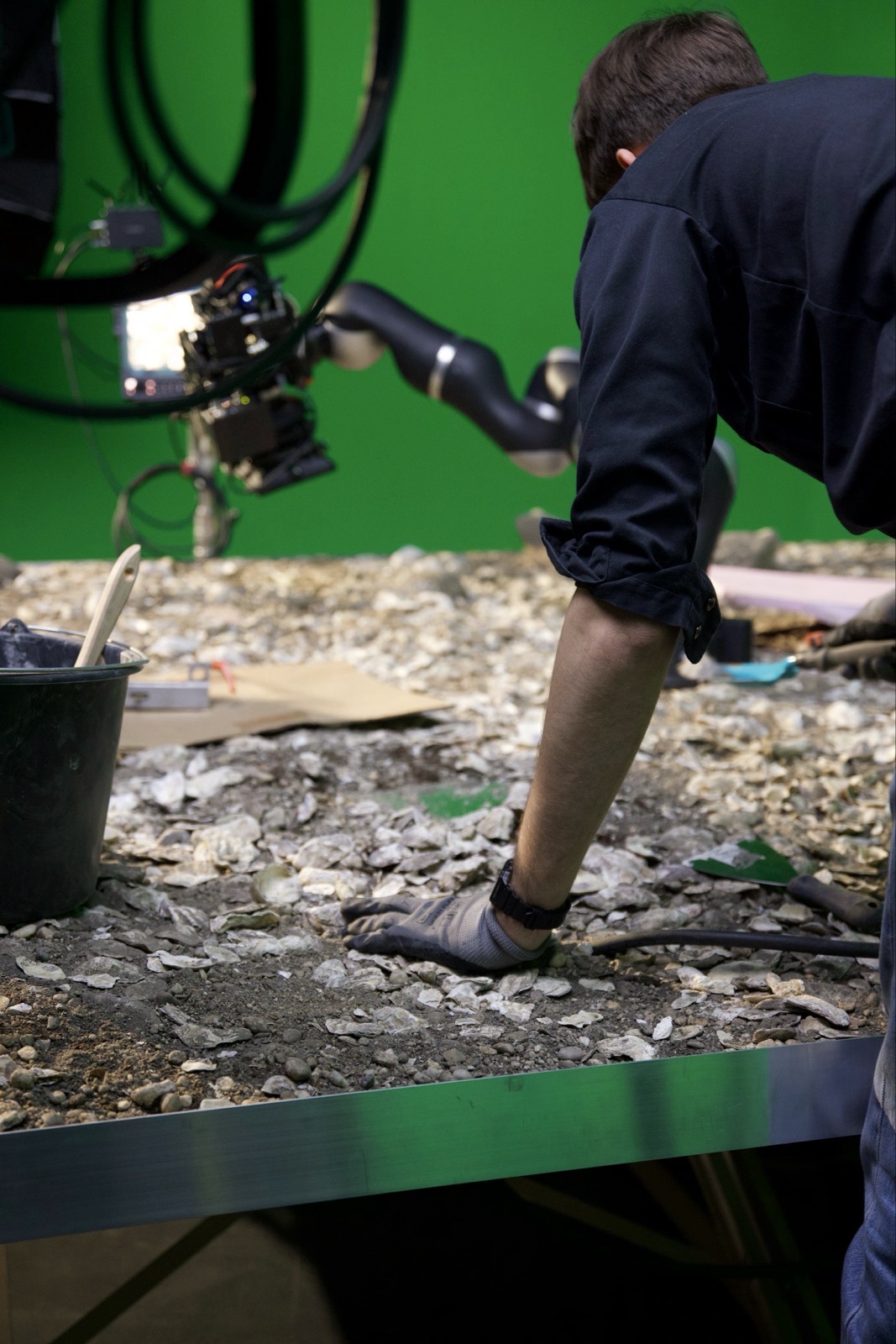 © Miriam Daxl behind the scenes shot of the besoiled pedestal with the camera arm in the background