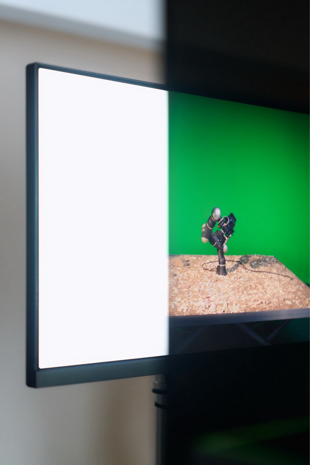 © Federico Floriani/MAK polarising screen revealing the image of the robotic arm on a screen that otherwise appears white